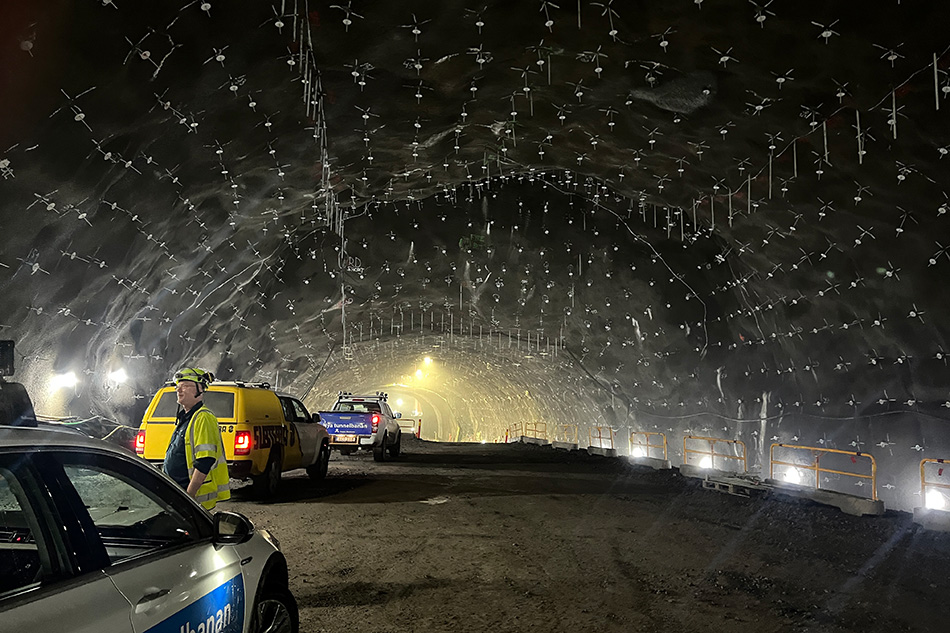 En bild inne i dom nya tunnlarna för Stockholm tunnelbana. BSK är på plats med bilar för inspektion.