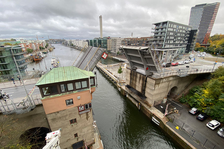 Bild på en broöppning mellan Södermalm och Hammarby sjöstad.